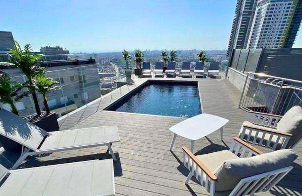 רויאל פנטהאוז מתחם בריכת השחייה רויאל פנטהאוז מתחם הבריכה