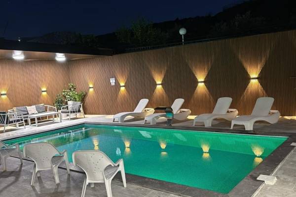 אירוח גלילי ירכא - בריכת שחייה מחוממת ומקורה