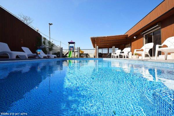 אירוח גלילי ירכא - בריכת שחייה מחוממת ומקורה