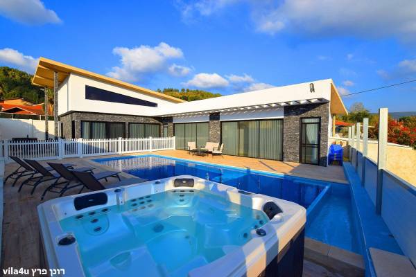 בריכת שחייה ענקית לכל המשפחה