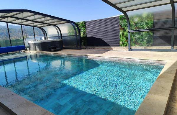 בריכת שחייה ענקית לכל המשפחה