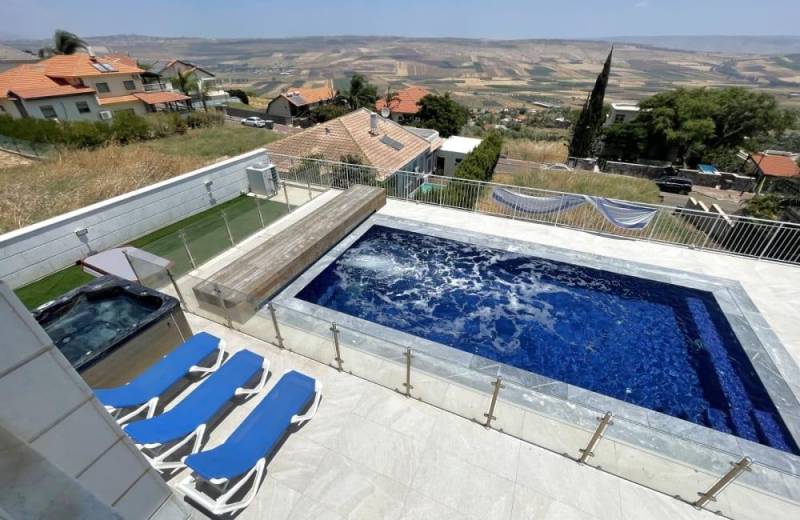 חדש באתר - וילה לבנה יבנאל